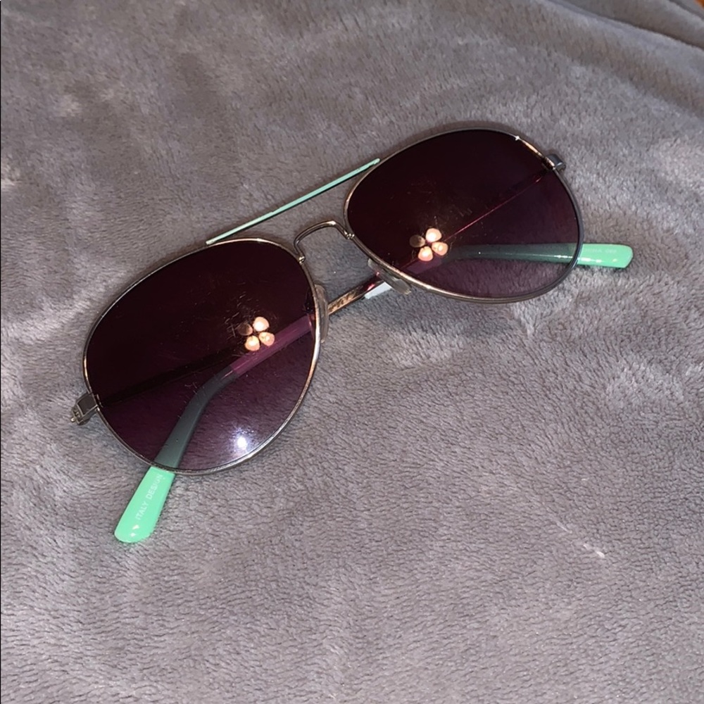 Aviator style sunglasses